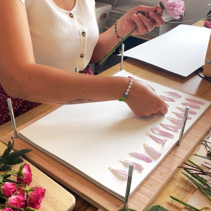 Aperçu de la phase de co-création pour un herbier de mariage personnalisé avec le choix du format et du style de composition végétale chez Wild Poppy.