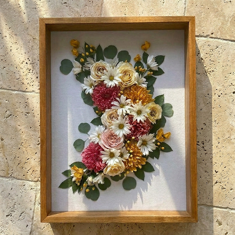 Grand cadre 3D profond pour la préservation d'un bouquet de mariée, protégeant une composition en relief et en volume de roses, dahlias et feuillages séché (Formule Pivoine).