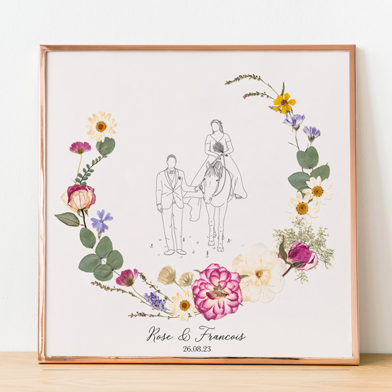 Préservation de bouquet de mariée avec une illustration personnalisée au trait représentant les mariés à cheval, entourée d'une arche en fleurs pressées colorées (Formule Cosmos).